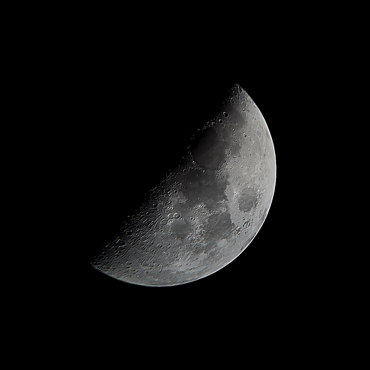 Uma fotografia da Lua em quarto crescente